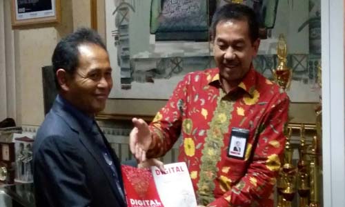 COO Telkom Sumbang Buku Digital EntrepreneurShift ke Unikom di Harbuknas