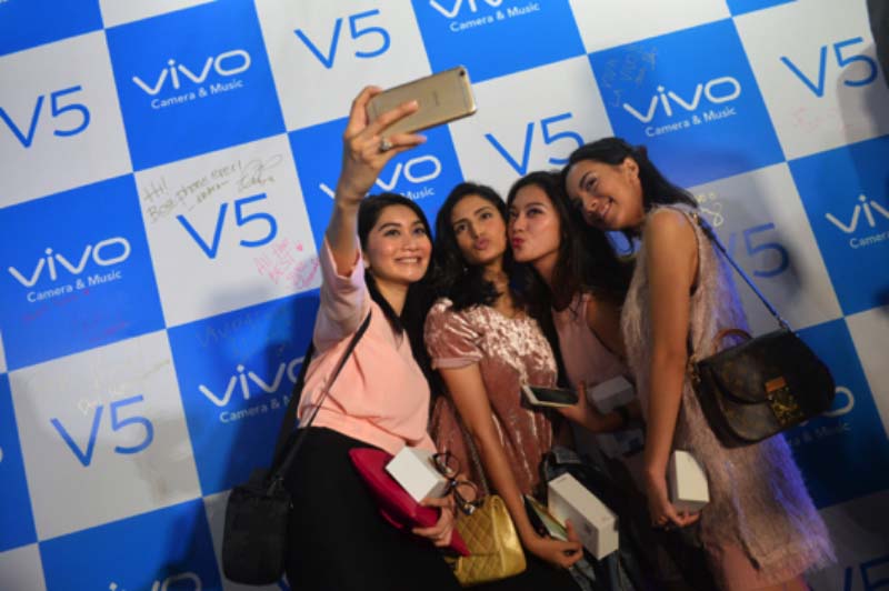 Vivo V5 diandalkan selebriti untuk selfie