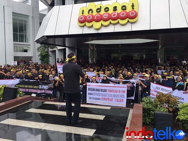 ratusan karyawan Indosat mengungkapkan sejumlah ketidakdilan yang diterimanya dari manajemen anak usaha Ooredoo