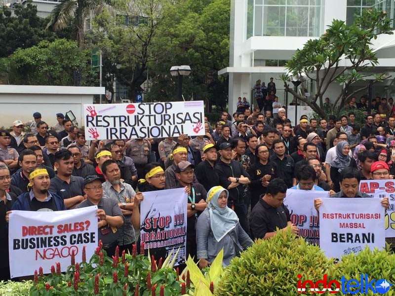 ratusan karyawan Indosat melakukan aksi atas isu penolakan PHK massal