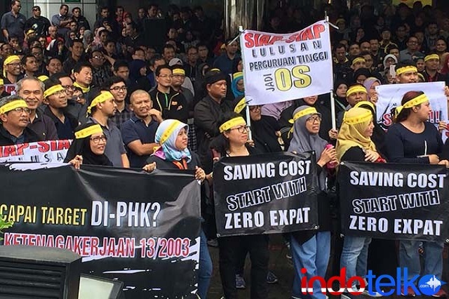 Didominasi baju warna hitam dengan dililit ikat kepala warna kuning, ratusan karyawan Indosat melakukan aksi unjuk rasa di halaman depan kantor pusat operator kedua terbesar di Indonesia