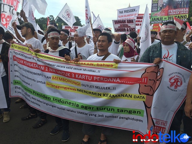 Aksi pemilik outlet seluler yang tergabung dalam Kesatuan Niaga Cellular Indonesia (KNCI) menggelar aksi bersama menuntut kepastian registrasi kartu perdana keempat dan seterusnya ke Kantor Kementrian Komunikasi dan Informatika (Kominfo) serta Istana Presiden