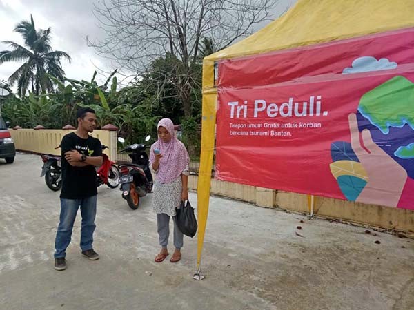 Tri sediakan telepon umum gratis di posko korban tsunami Selat Sunda