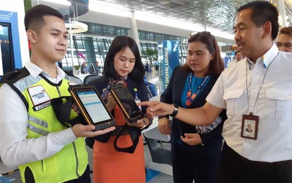 Petugas bandara Soetta makin milenial dengan komputer tablet