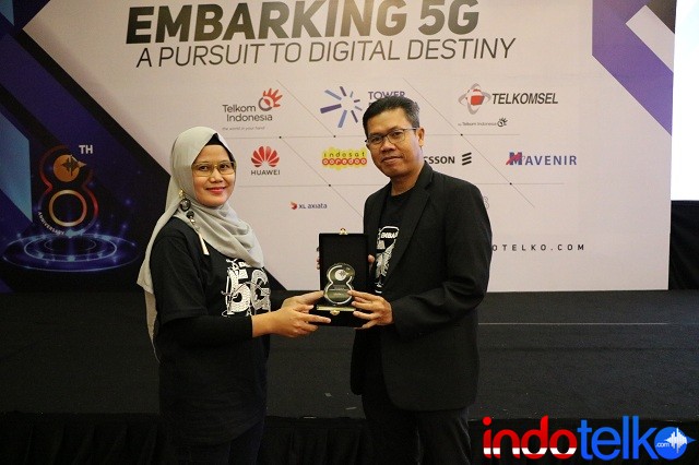 Direktur Marketing IndoTelko Group Ibu Bungsu Parlinasari menyerahkan Kenang-kenangan Kepada Direktur ICT Strategy & Marketing Huawei Indonesia, Mohamad Rosidi