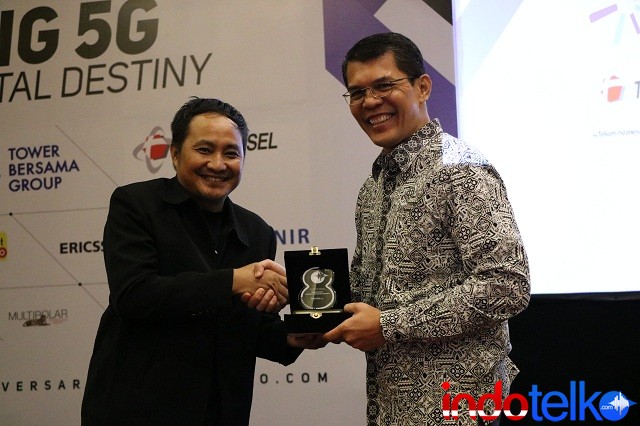 Wakil Pemimpin Redaksi IndoTelko.com Bapak Setia Gunawan menyerahkan Kenang-kenangan Kepada Head of Network Solutions Ericsson Indonesia, Ronni Nurmal