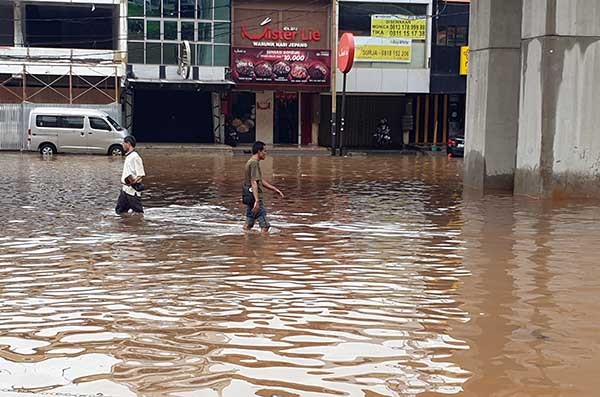 Layanan seluler sempat terganggu karena banjir di Jabodetabek