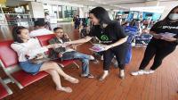 Cegah Corona, Gojek bagikan masker gratis di Bandara Soetta