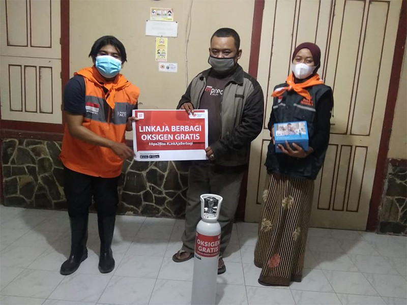 Bersama Rumah Zakat, LinkAja serahkan bantuan oksigen
