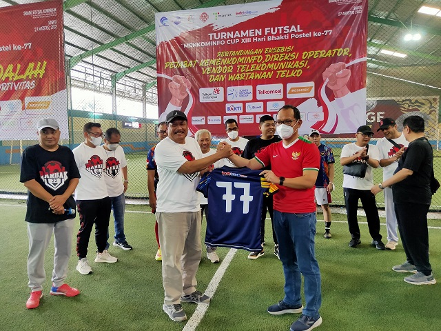 Penyerahan Kaos Tim Futsal dari Ketua Pelaksana Hari Bakti Postel 2022, Bapak Sarwoto