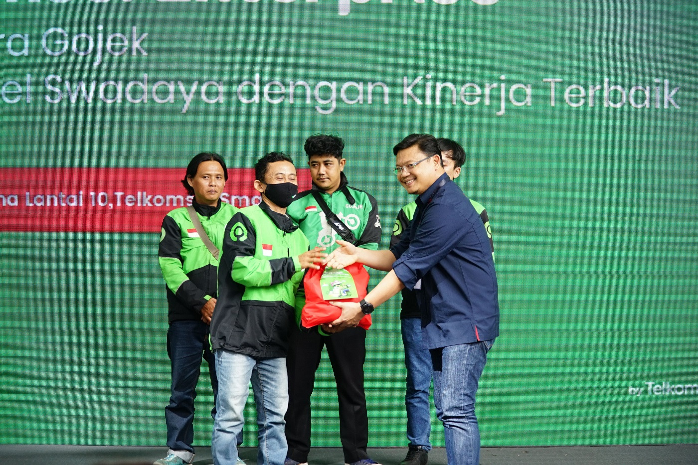 Pengemudi Gojek terima paket sembako dari Telkomsel