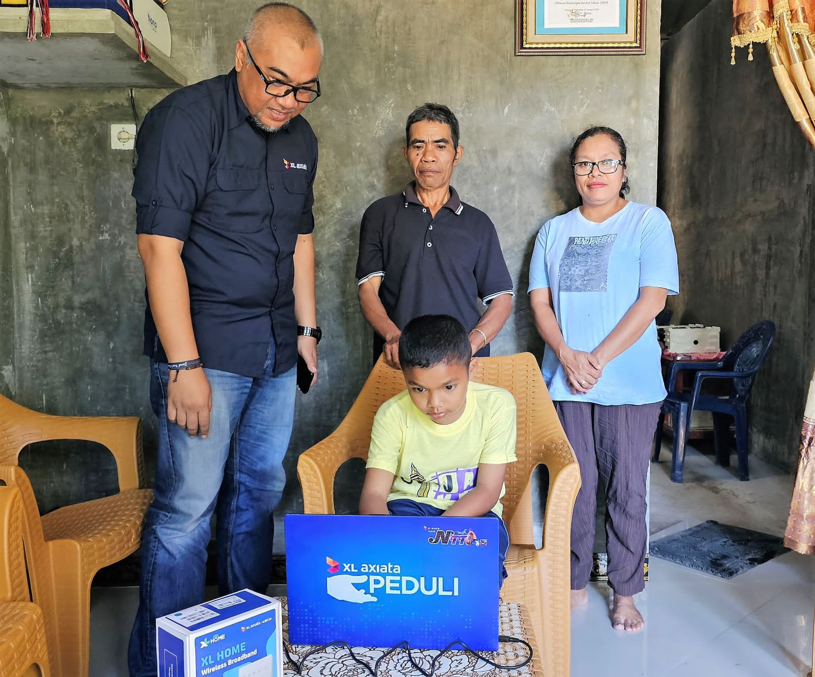 XL Axiata berikan laptop dan paket internet kepada Nono, juara kompetisi matematika