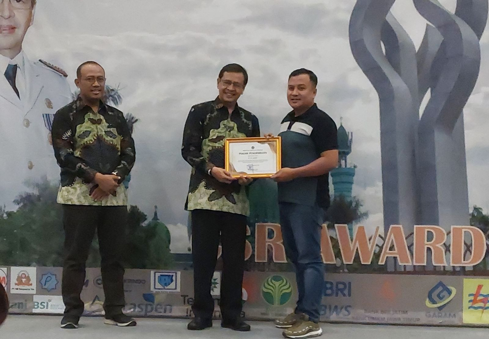XL Axiata raih CSR Award dari Pemkab Pamekasan