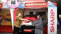 Sharp Indonesia serahkan 2 mobil kepada pemenang undian Sharp Spektakuler