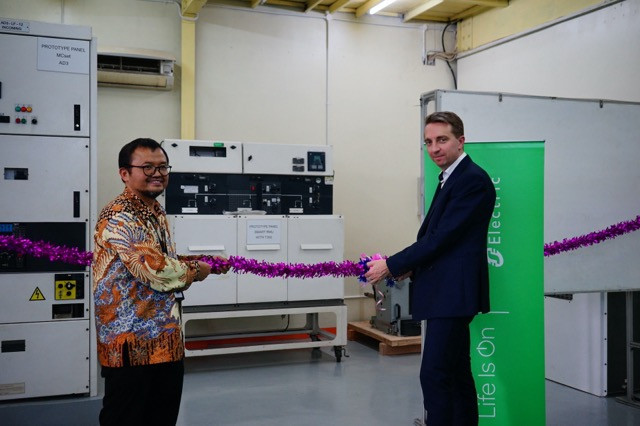 Schneider Electric donasikan panel listrik dan alat uji elektrikal untuk UNS