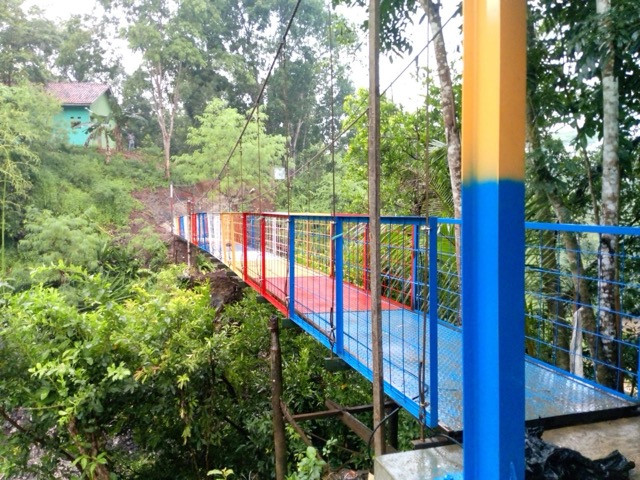 Telkom rekonstruksi jembatan gantung di Desa Cimahpar