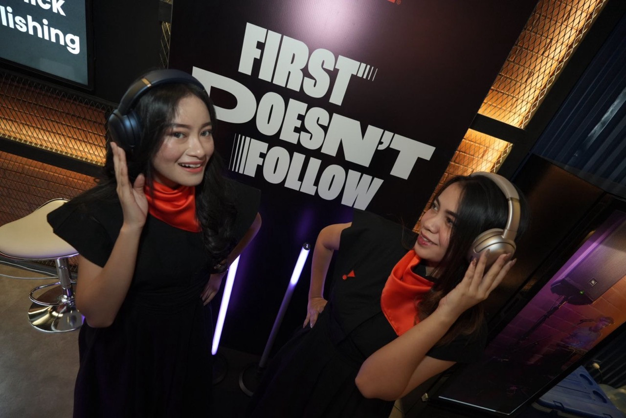 JBL hadirkan smart headphone Tour One M3 Smart Tx