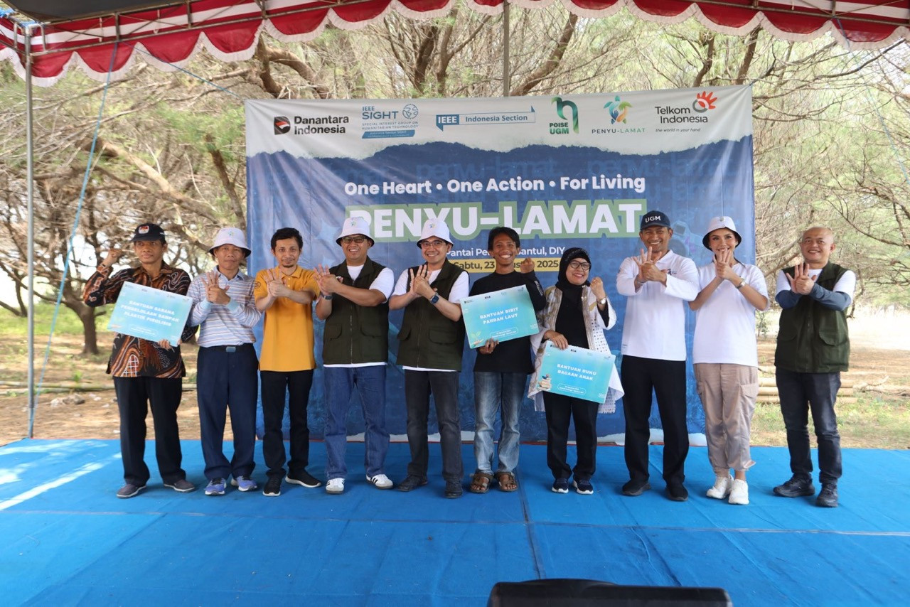 Aksi sukarelawan karyawan Telkom edukasi sampah dan konservasi penyu