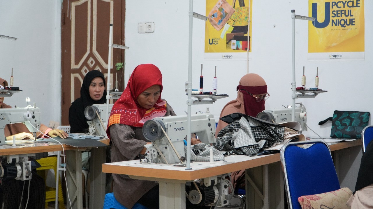 Nusantara Infrastructure dan Rappo Indonesia olah limbah plastik jadi produk fesyen ramah lingkungan