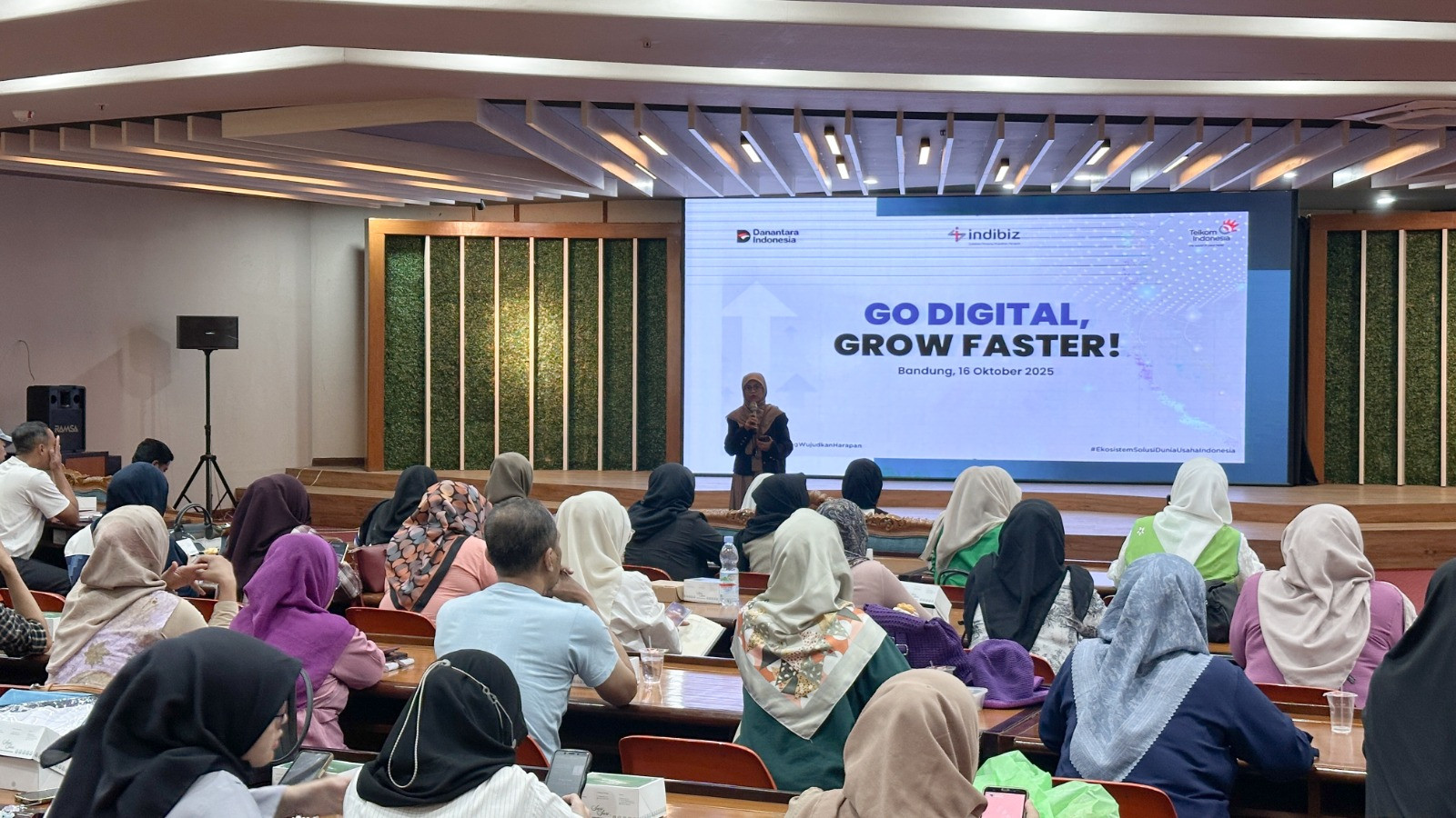 Telkom Jabar dukung UKM Bandung go digital