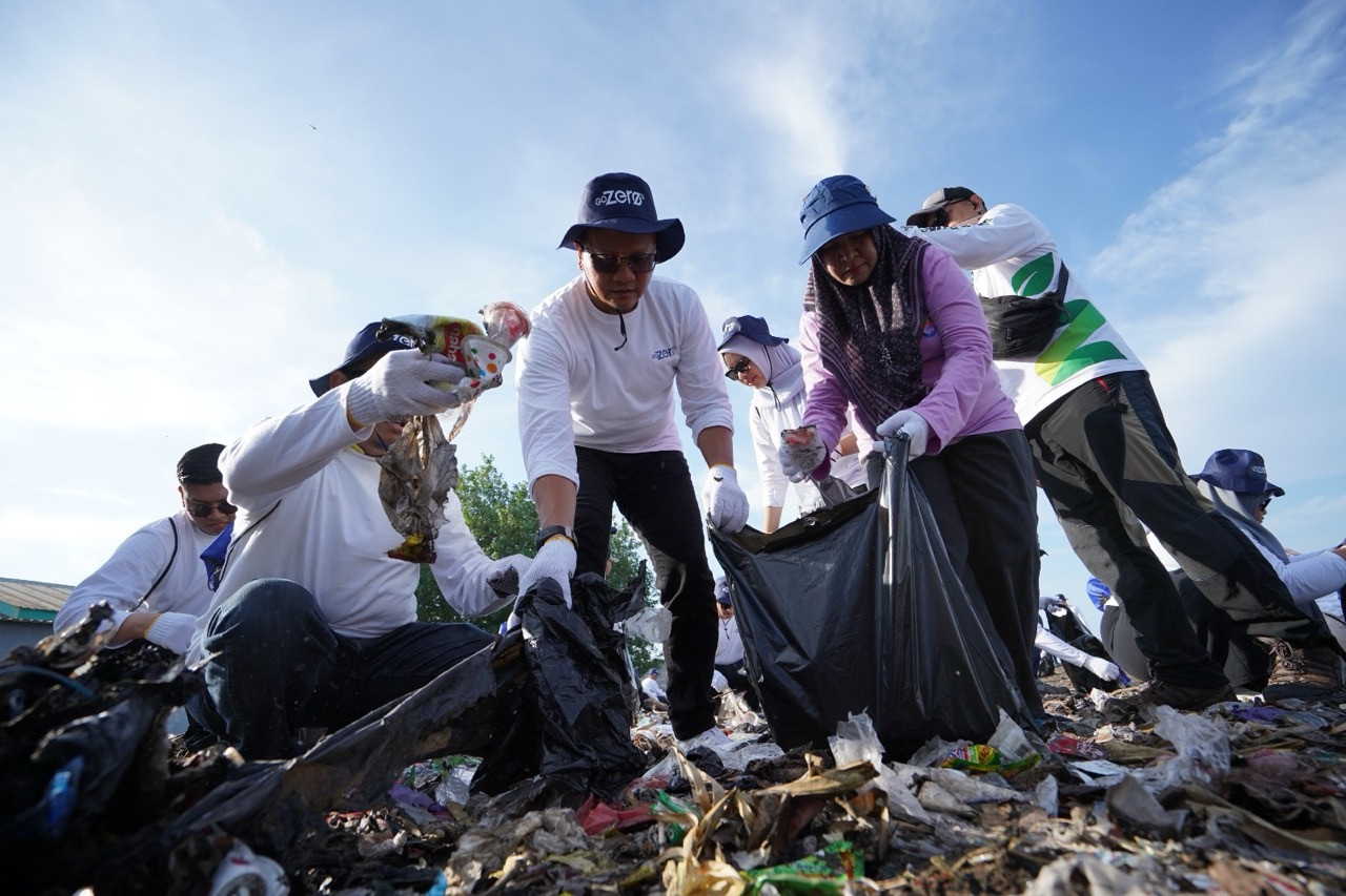 Dalam aksi bersih pantai, Telkom kumpulkan 1,4 ton sampah