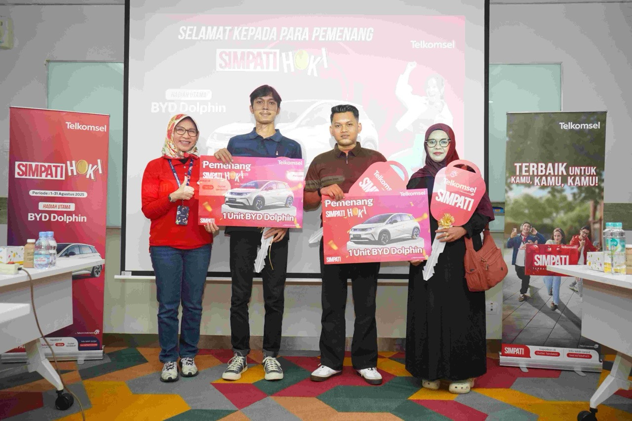 Telkomsel serahkan Grand Prize Mobil Listrik BYD Dolphin kepada pemenang SIMPATI HOKI