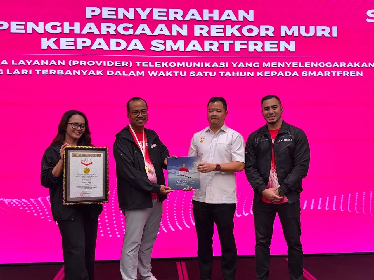 SMARTFREN catat rekor nasional sebagai penyelenggara ajang lari terbanyak perusahaan telko