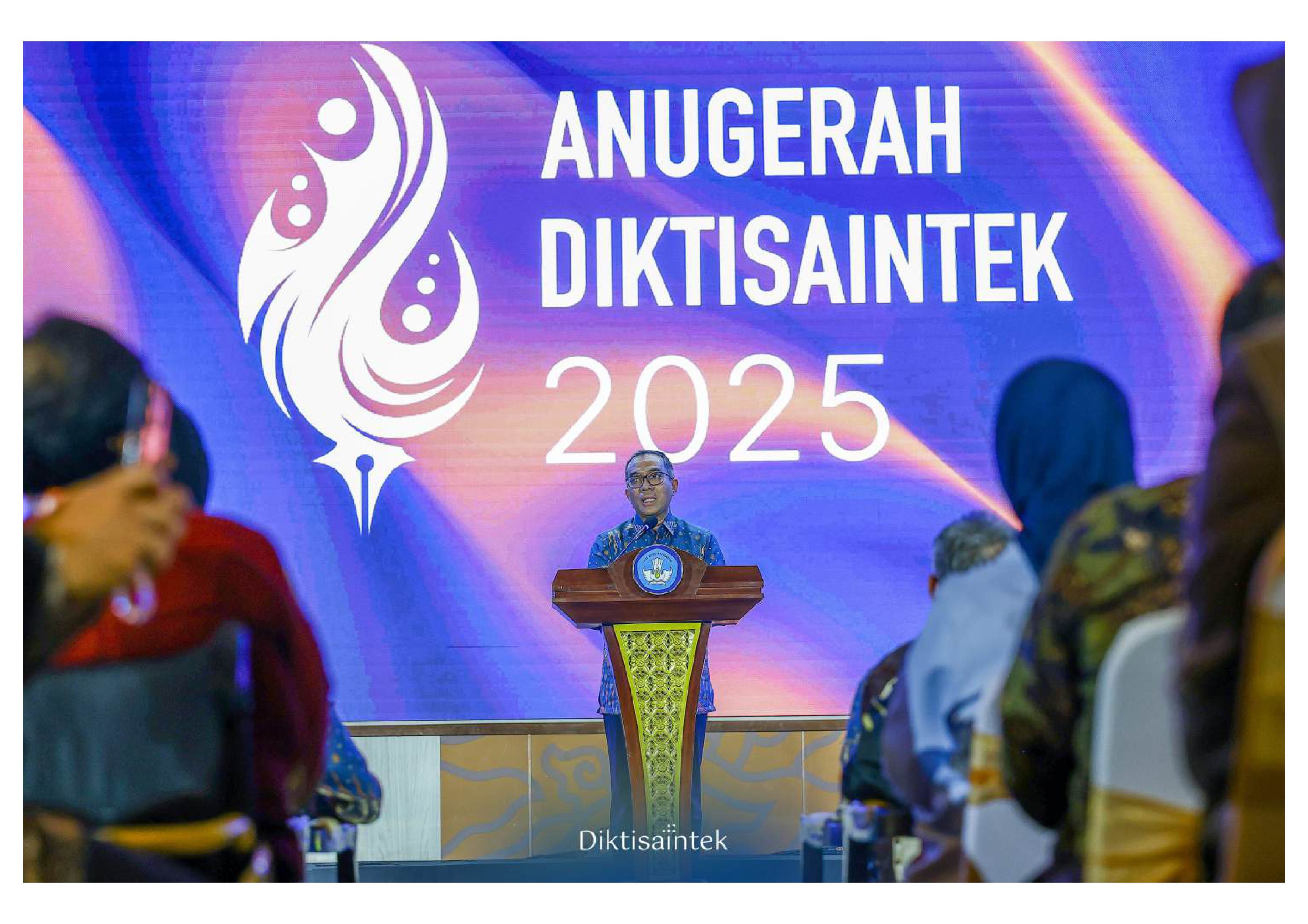 Kemdiktisaintek beri 572 anugerah Diktisaintek 2025