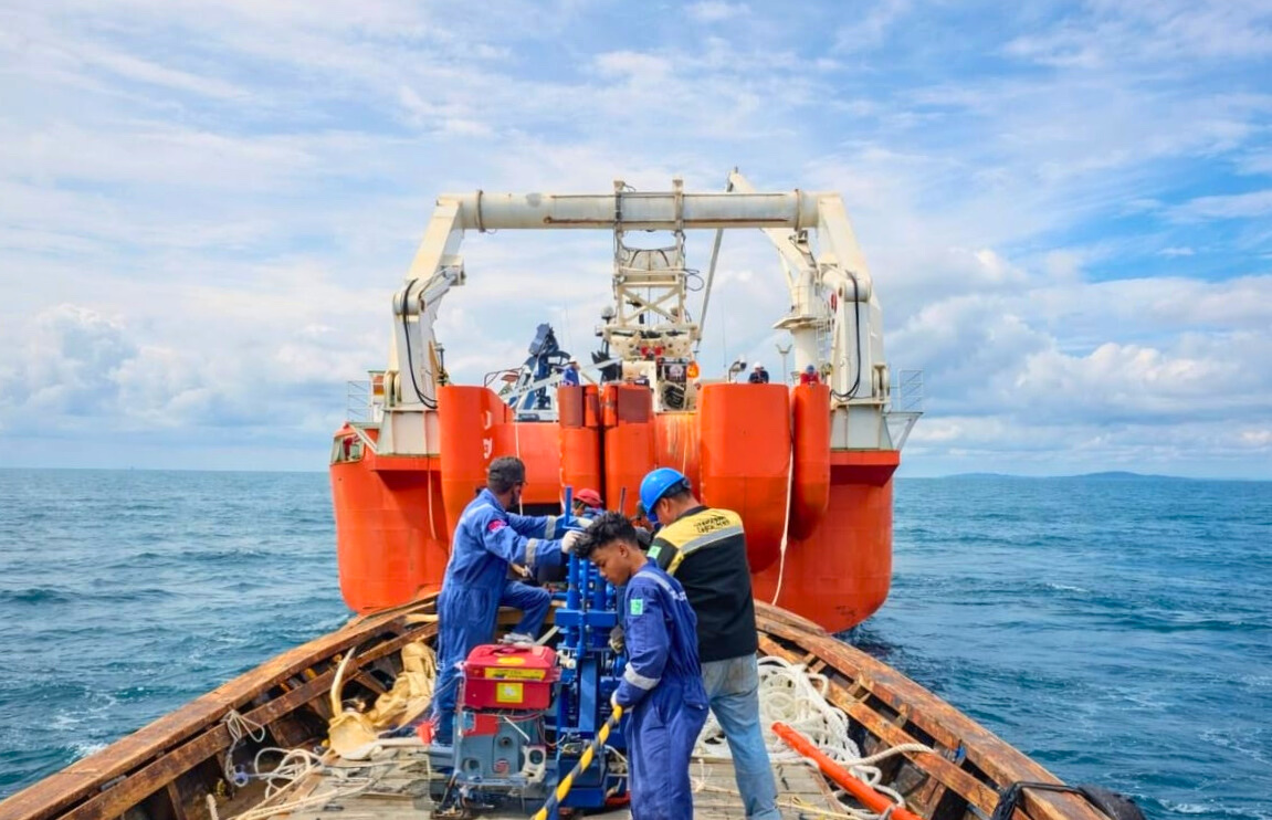Triasmitra &amp Moratelindo mulai gelar kabel laut SKKL Rising 8