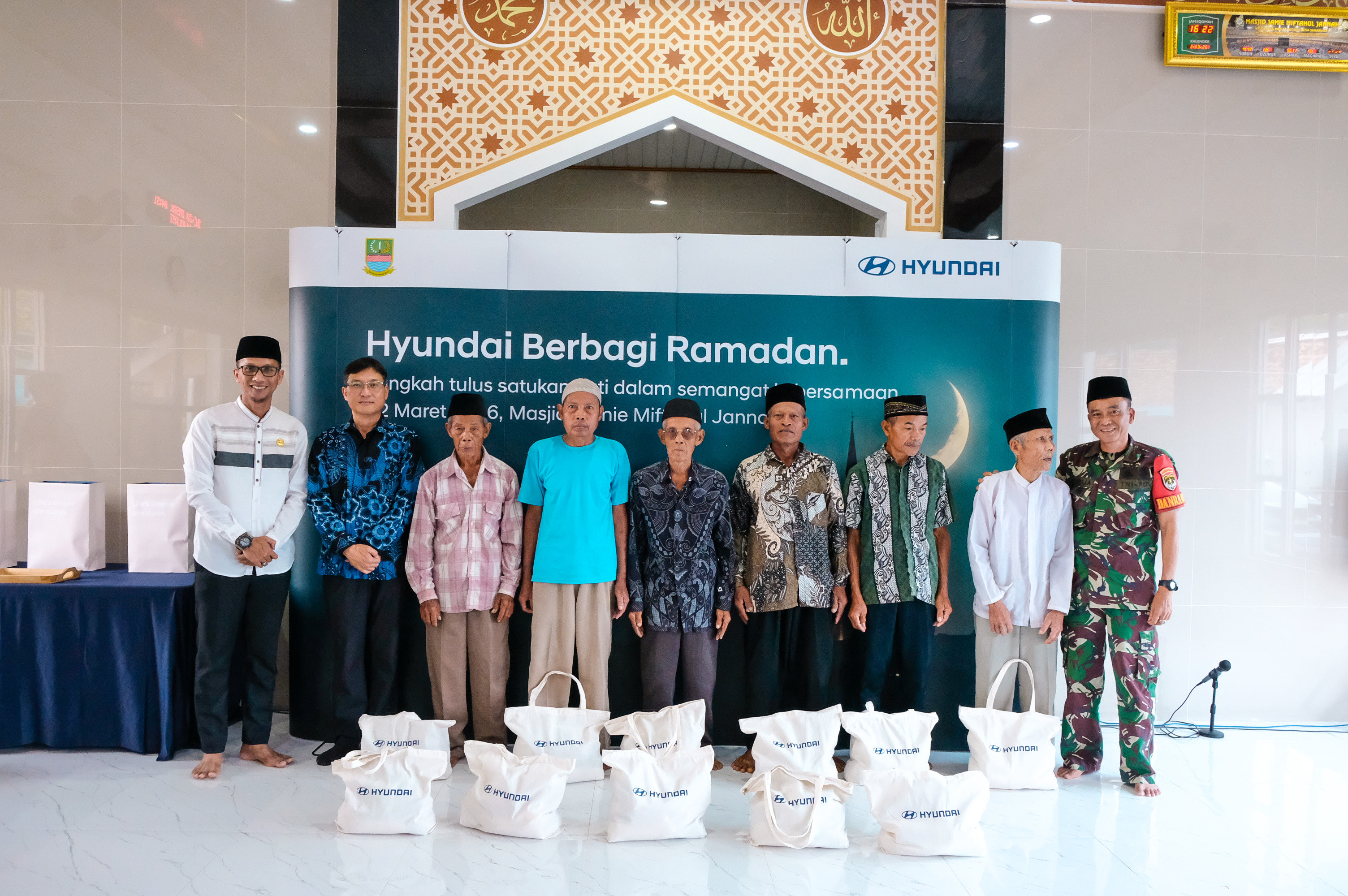 Hyundai gelar &quotBerbagi Ramadan&quot bersama warga sekitar pabrik