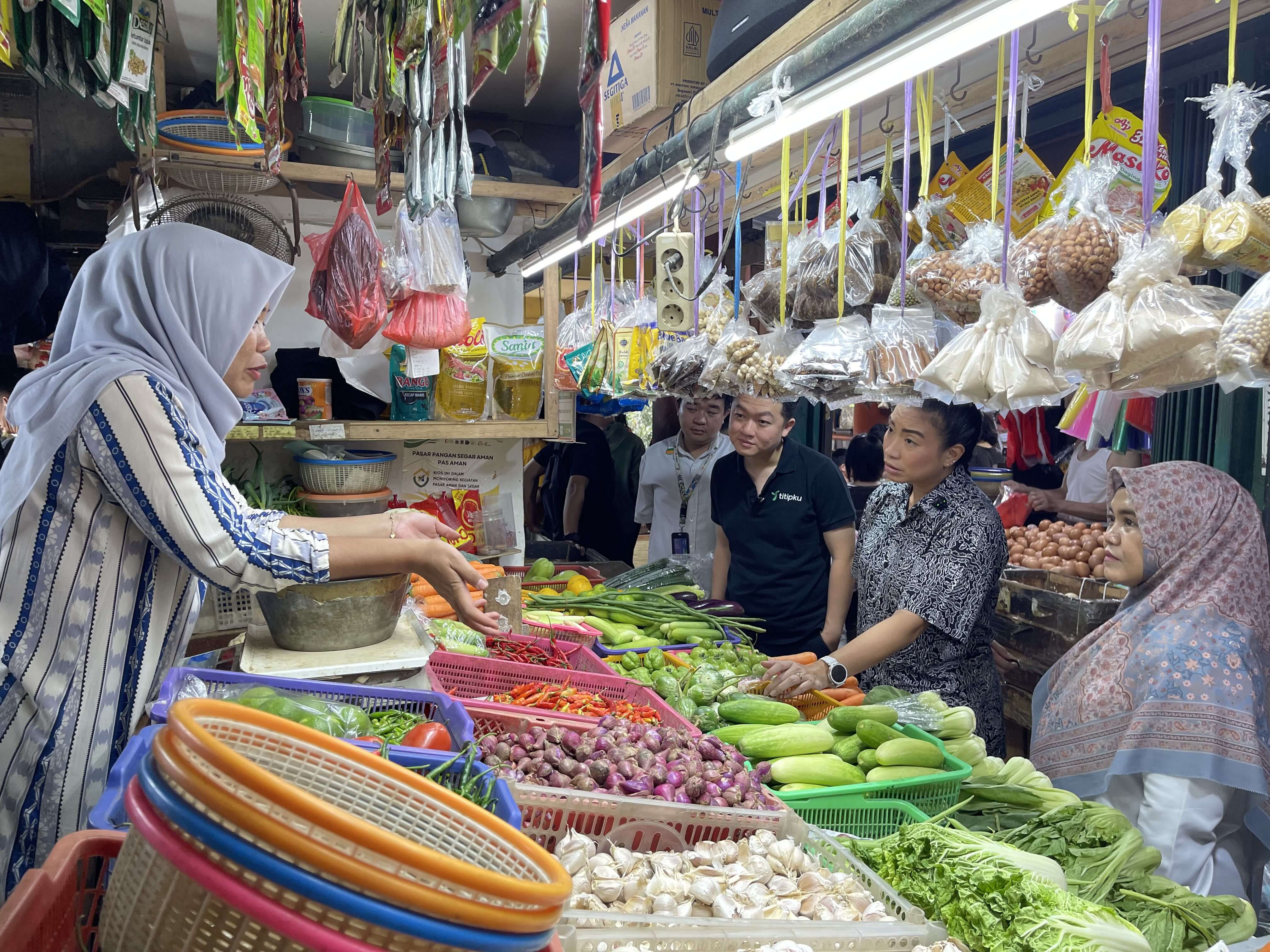 Komisi VII DPR dan Titipku tinjau harga di pasar Tomang Barat