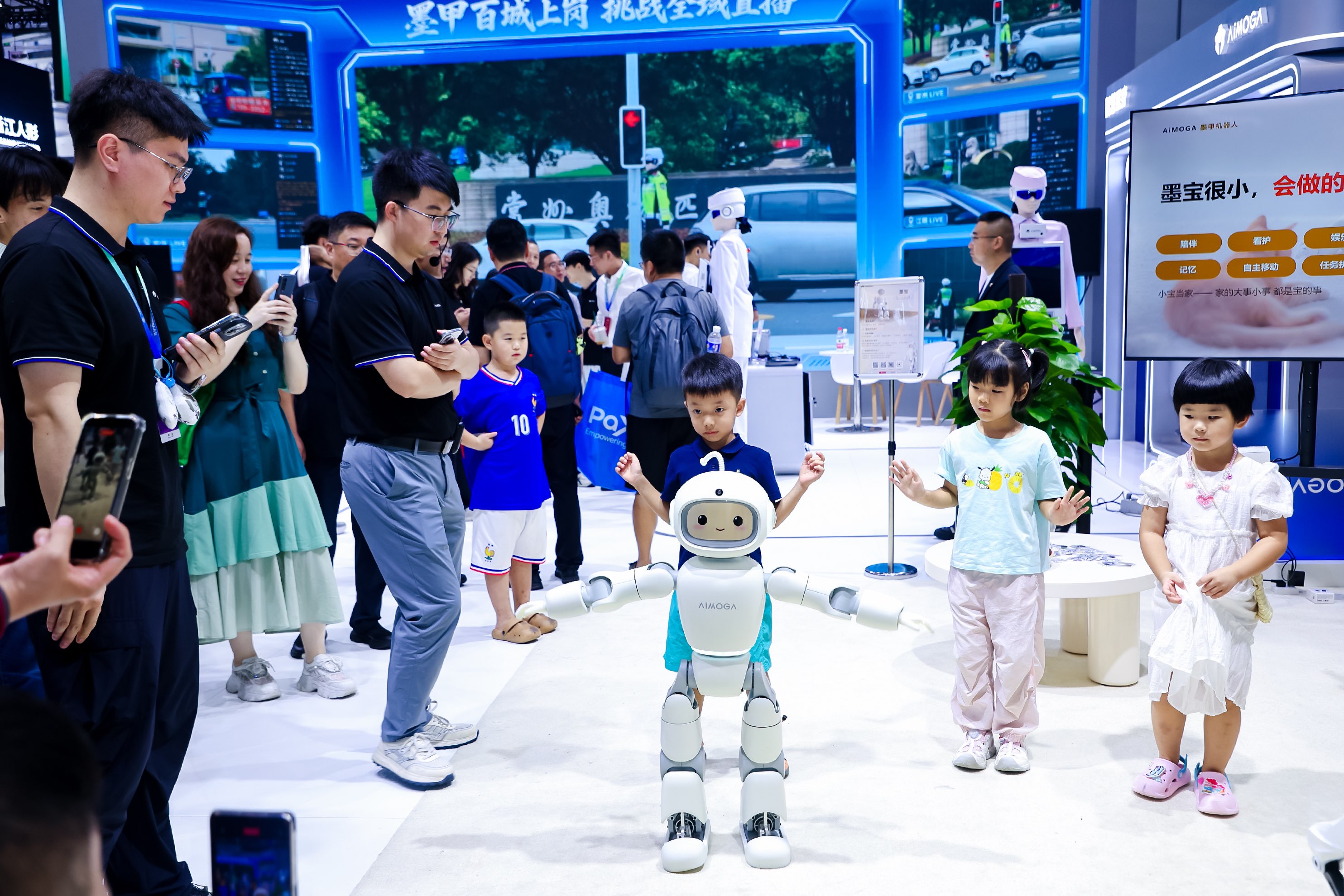 AiMOGA bawa robot keluarga berbasis AI ke panggung dunia