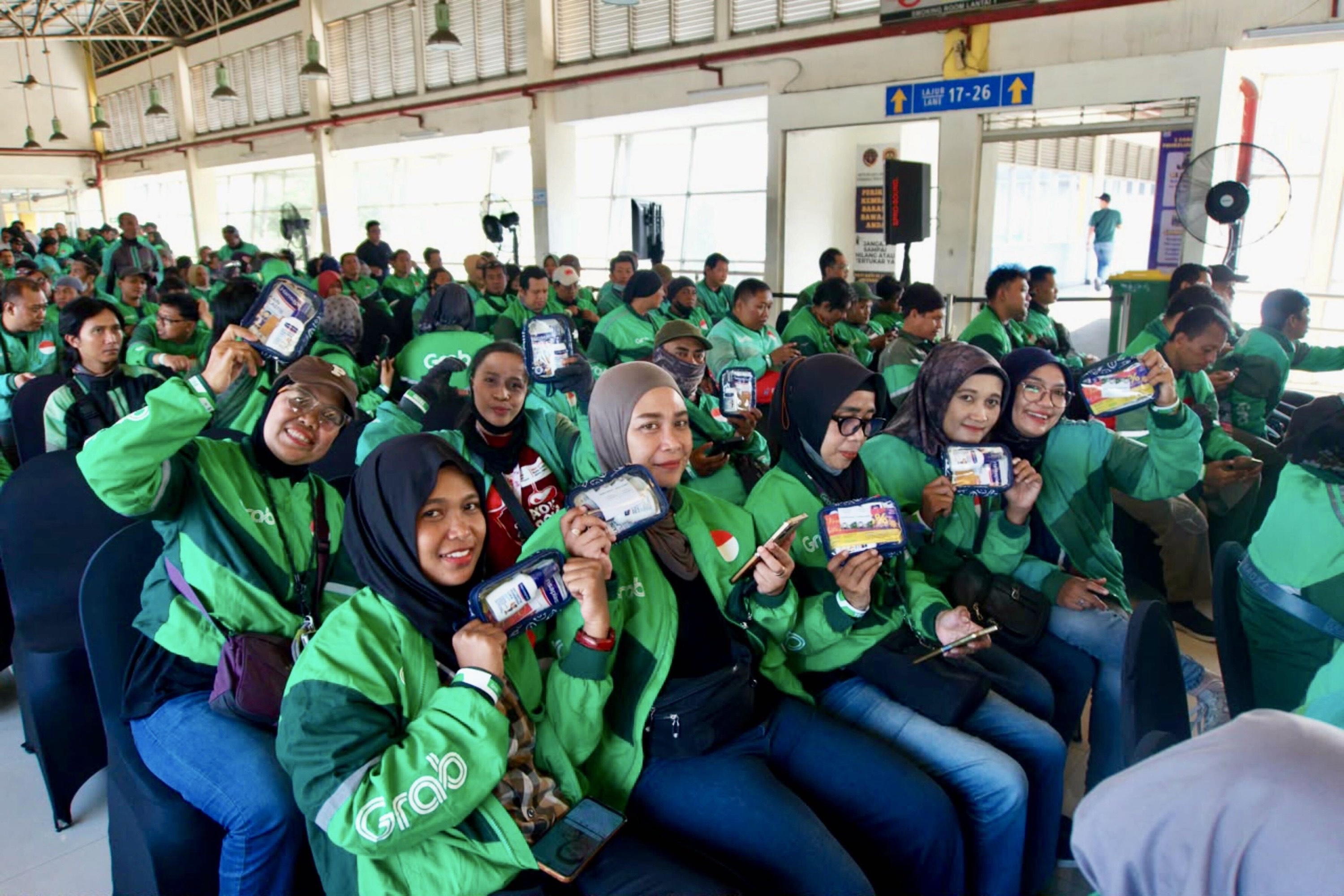 Kolaborasi Grab-Hansaplast cetak Rekor MURI di 10 kota