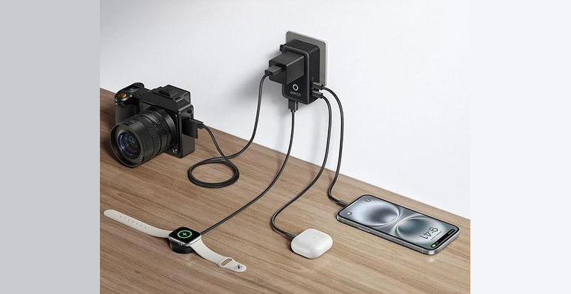 Anker bawa travel adapter ringkas dengan Fast Charging 20W