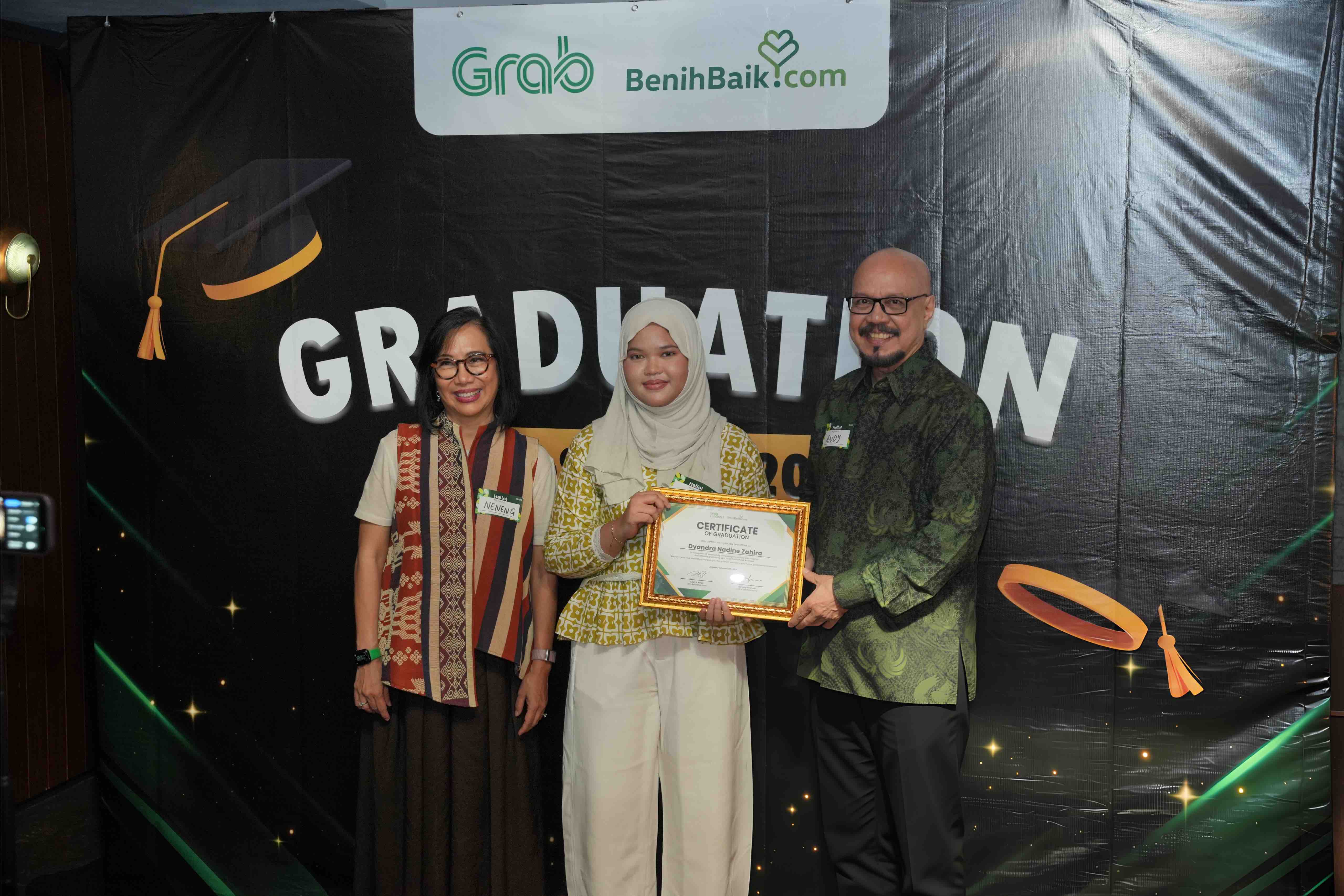 11 penerima GrabScholar lulus tepat waktu, mayoritas raih Cum Laude