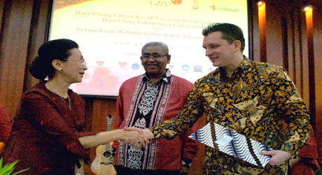 Indosat Serahkan Dana Donasi Batik