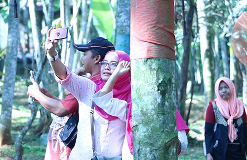 Jaringan Telkomsel dan XL manjakan wisatawan di Pasar Karetan 