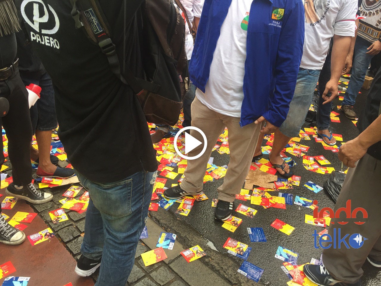 Kartu perdana dibuang-buang oleh Pemilik Outlet selular, ada apa?